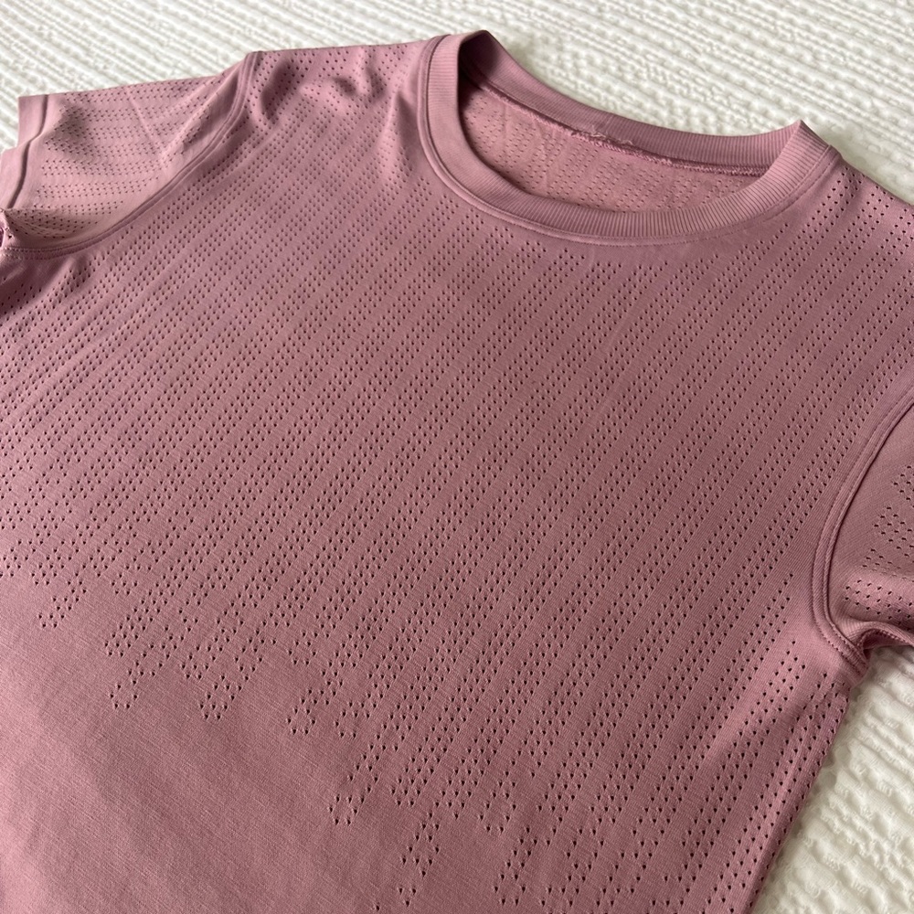 Women’s Lululemon Train To Be Cropped T-Shirt in Mauve Size 6